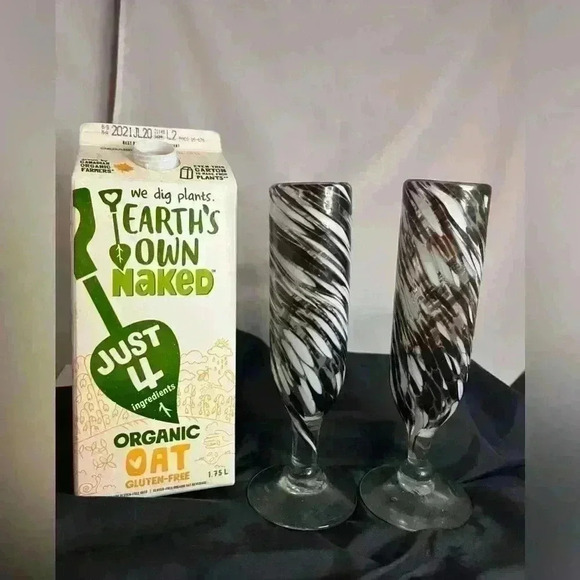 2-hand blown fluted  champagne glasses - Picture 1 of 6